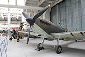 Supermarine Spitfire im Battle-of-Britain-Hangar des Imperial War Museums Duxford
