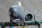 Blick auf die GAU-8A-Avenger-Kanone der Fairchild Republic A-10 Thunderbolt II 'Warthog'
