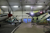 Supermarine Spitfire LF Mk.XVI und Dewoitine D 520
