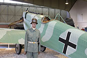 Freikorps-Leutnant mit Eisernem Kreuz 1. Klasse, Beobachter- und Verwundetenabzeichen vor einer Junkers D-1 
