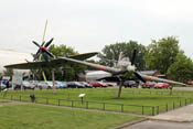 Spitfire Mk.IX und Hurricane Mk.II Replika auf dem Areal des RAF-Museums
