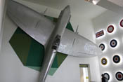Spitfire und Kokarden der Royal Air Force im Eingangsbereich des Museums
