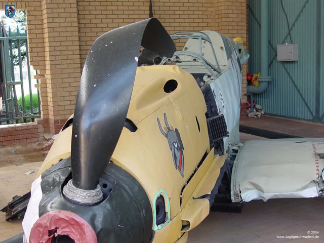 0002_Johannesburg_Messerschmitt_Bf_109_E-3_WNr_1289_Staffelwappen_2_JG26
