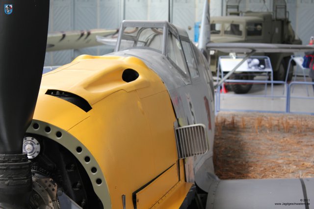 0005_Duxford_Messerschmitt_Bf_109_E-3_WNr_1190_Haubenteil_Luftansaugstutzen