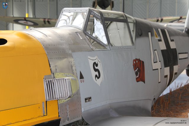 0009_Duxford_Messerschmitt_Bf_109_E-3_WNr_1190_Luftansaugstutzen_hinteres_Haubenteil_Windschutzaufbau