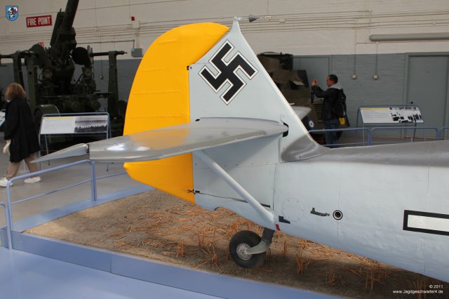 0032_Duxford_Messerschmitt_Bf_109_E-3_WNr_1190_Heck_Hoehenleitwerk_Seitenleitwerk