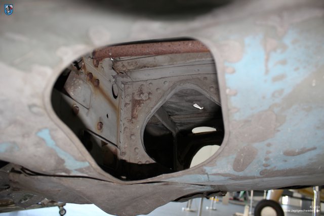 0023_Zirchow_Messerschmitt_Bf_109_E-3a_L-61_ovales_Handloch_zur_Einfuehrung_der_Waffe_und_hintere_Lagerung