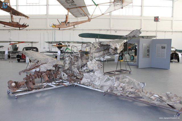 0044_Zirchow_Messerschmitt_Bf_109_E-3a_L-61_Wrack_Truemmer_Hangar_10