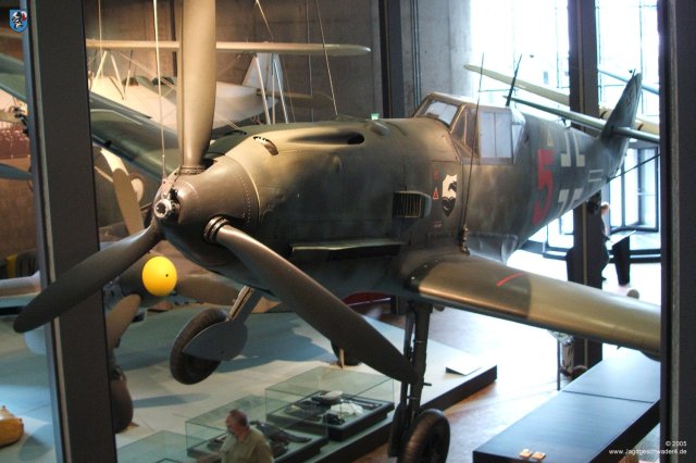 0005_Berlin-Kreuzberg_Messerschmitt_Bf_109_E-4_WNr_1407_Ansicht_vorne_links
