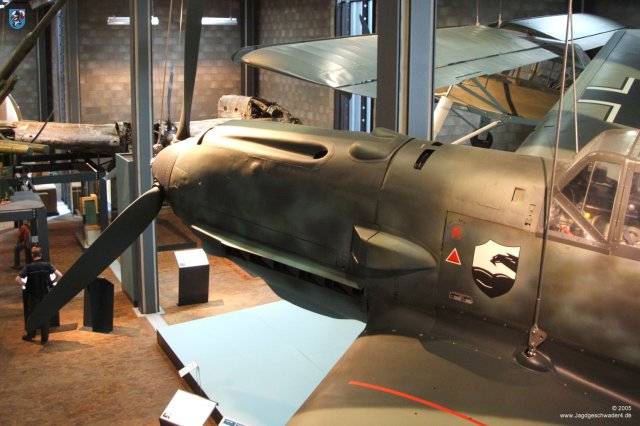 0006_Berlin-Kreuzberg_Messerschmitt_Bf_109_E-4_WNr_1407_MG-Abdeckung_Luftansaugstutzen