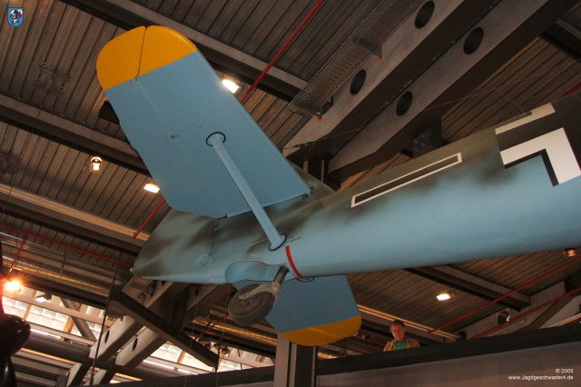 0013_Berlin-Kreuzberg_Messerschmitt_Bf_109_E-4_WNr_1407_Spornrad_Hoehenleitwerk_Abstrebung