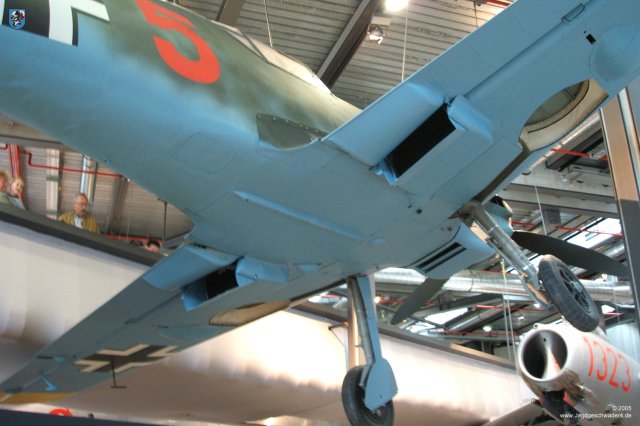 0015_Berlin-Kreuzberg_Messerschmitt_Bf_109_E-4_WNr_1407_Wasserkuehler_Oelkuehler