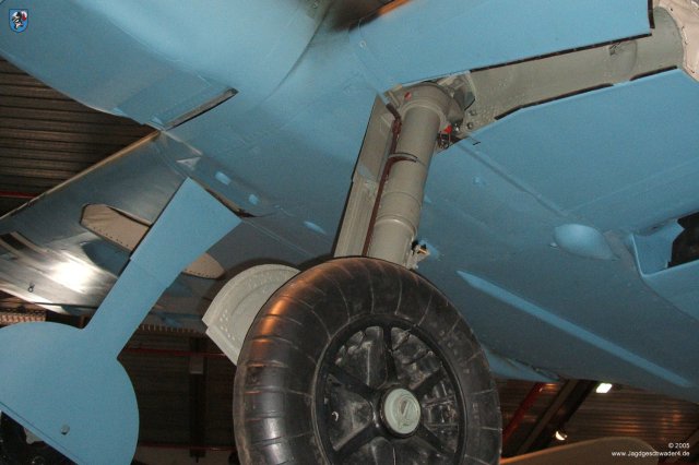 0024_Berlin-Kreuzberg_Messerschmitt_Bf_109_E-4_WNr_1407_Fahrwerk_Federbein_Laufrad