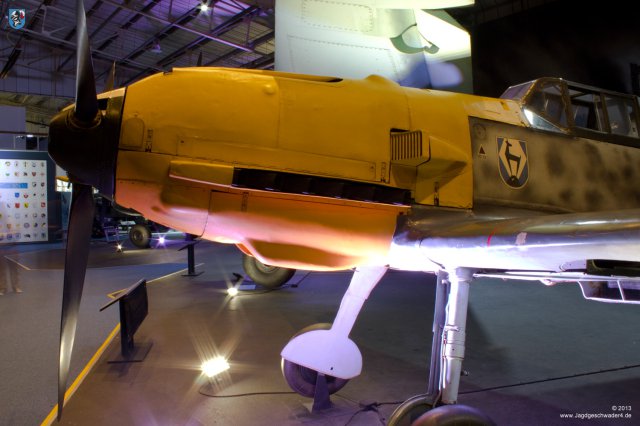 0002_London-Hendon_Messerschmitt_Bf_109_E-4_WNr_4101_Triebwerkverkleidung_Luftansaugstutzen_Auspuffanlage
