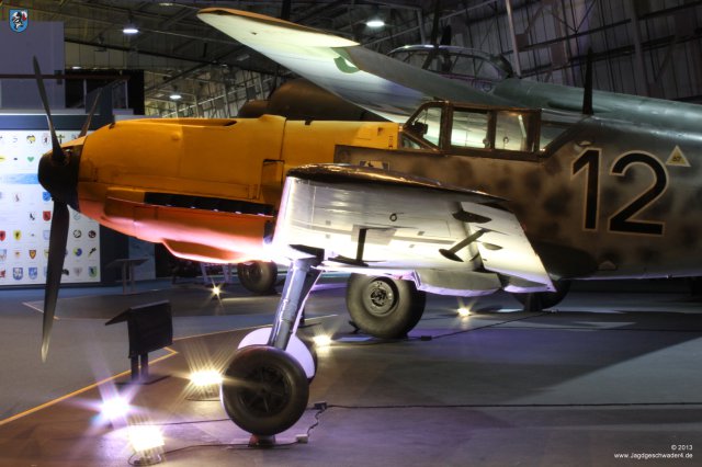 0003_London-Hendon_Messerschmitt_Bf_109_E-4_WNr_4101_Fluegel_Randkappe_links