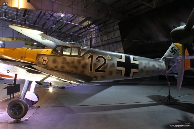 0004_London-Hendon_Messerschmitt_Bf_109_E-4_WNr_4101_Rumpf_schwarze_12_Balkenkreuz