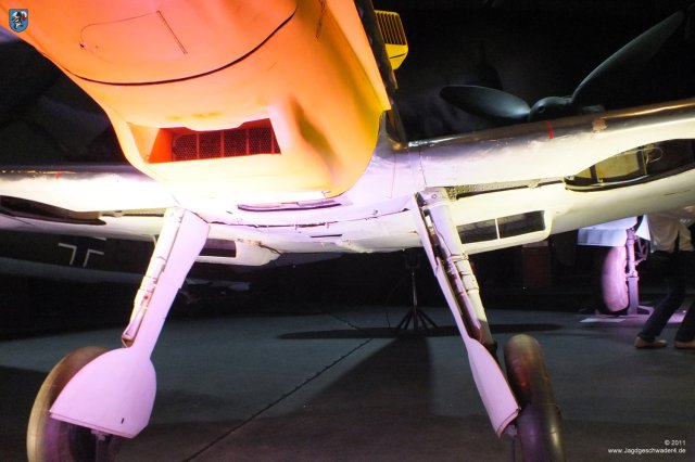 0014_London-Hendon_Messerschmitt_Bf_109_E-4_WNr_4101_Rumpfboden_Federbeine_Oelkuehler