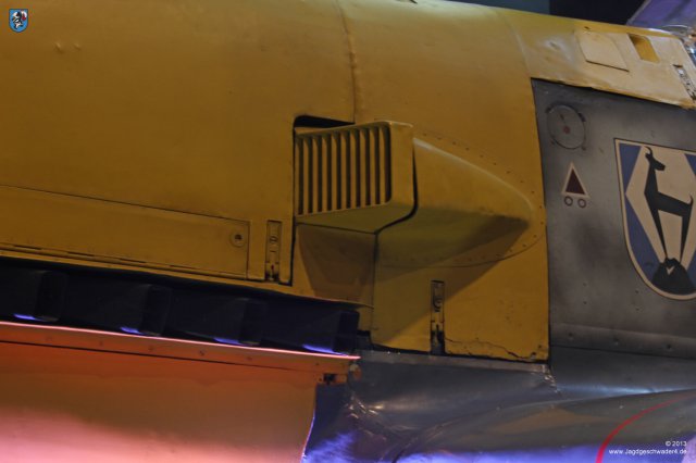 0020_London-Hendon_Messerschmitt_Bf_109_E-4_WNr_4101_Luftansaugstutzen