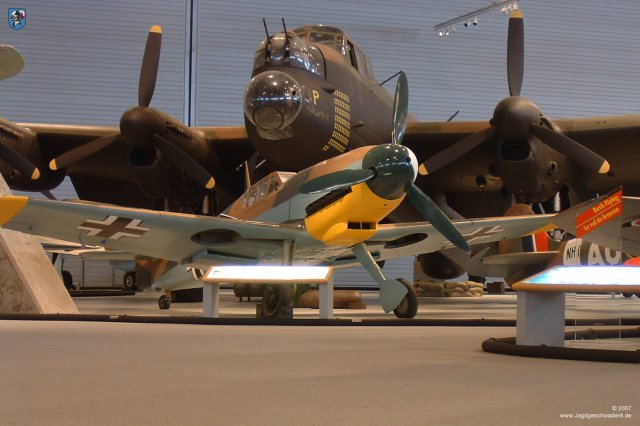 0002_Ottawa_Messerschmitt_Bf_109_F-4_WNr_10132_vor_Lancaster
