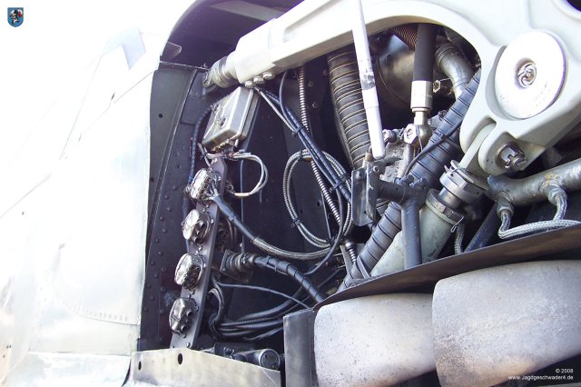 0016_ILA_Berlin_Messerschmitt_Bf_109_G-10_D-FDME_elektrische_Trennstecker_Triebwerksgeruest