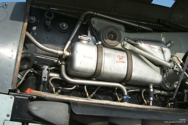 0017_ILA_Berlin_Messerschmitt_Bf_109_G-10_D-FDME_Kuehlmitteltank_Hydraulikoeltank