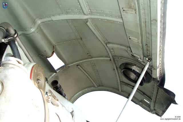 0029_ILA_Berlin_Messerschmitt_Bf_109_G-10_D-FDME_obere_Triebwerkverkleidung_Innenansicht