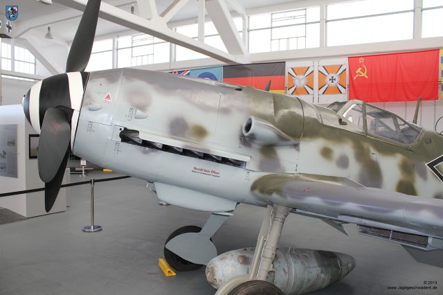 0008_Zirchow_Usedom_Messerschmitt_Bf_109_G-14_WNr_462707_Luftansaughutze_Triebwerkabdeckung