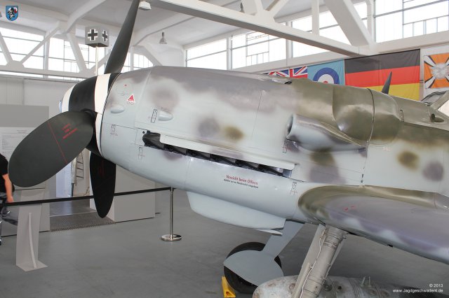 0009_Zirchow_Usedom_Messerschmitt_Bf_109_G-14_WNr_462707_Luftansaughutze_Triebwerkabdeckung