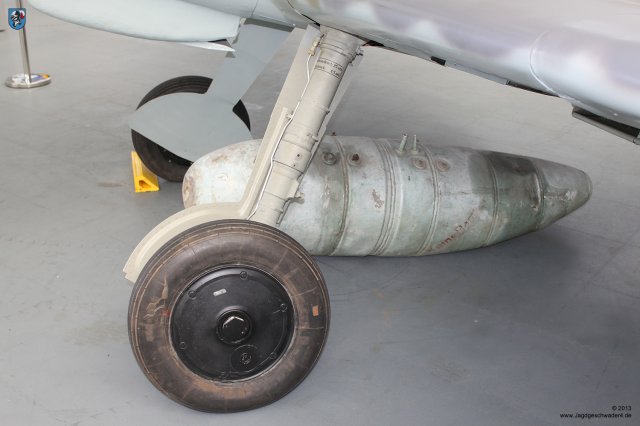 0011_Zirchow_Usedom_Messerschmitt_Bf_109_G-14_WNr_462707_Abwurftank_Federbein_Fahrwerk