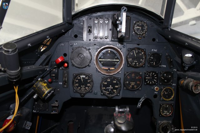 0025_Zirchow_Usedom_Messerschmitt_Bf_109_G-14_WNr_462707_Cockpit_Geraetebrett_Holzbauweise