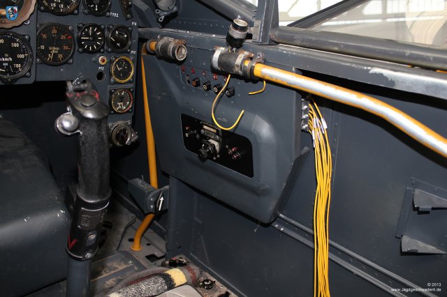0026_Zirchow_Usedom_Messerschmitt_Bf_109_G-14_WNr_462707_Cockpit_Sicherungskasten_Treibstoffleitung