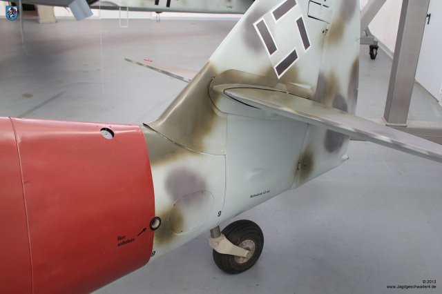0030_Zirchow_Usedom_Messerschmitt_Bf_109_G-14_WNr_462707_Zugang_Spornbefestigung_Arbeitszylinder_Spornrad