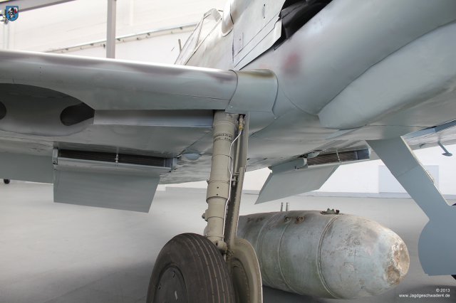 0052_Zirchow_Usedom_Messerschmitt_Bf_109_G-14_WNr_462707_Federbein_Bremsleitung_Fahrwerk_Abdeckung