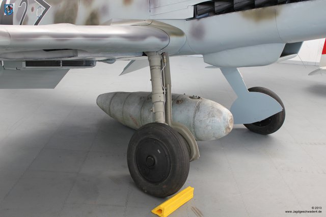 0053_Zirchow_Usedom_Messerschmitt_Bf_109_G-14_WNr_462707_Hauptfahrwerk_Abwurftank_300_Liter