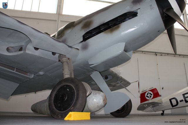 0055_Zirchow_Usedom_Messerschmitt_Bf_109_G-14_WNr_462707_untere_Triebwerkabdeckung_Oelkuehler