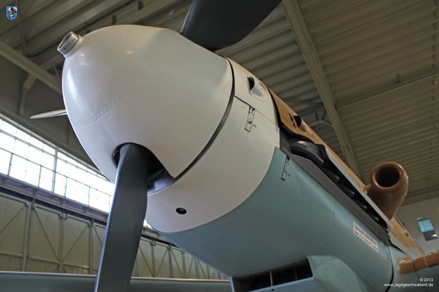 0021_Berlin-Gatow_Messerschmitt_Bf_109_G-2_WNr_10575_vorderes_Haubenteil_Spinner