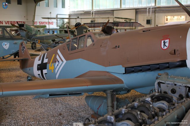 0027_Berlin-Gatow_Messerschmitt_Bf_109_G-2_WNr_10575_oberes_Haubenteil_Handlochdeckel_Wappen_JG27