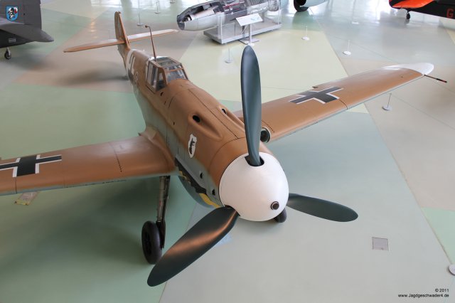 0005_London-Hendon_Messerschmitt_Bf_109_G-2_WNr_10639_Ansicht_von_vorne_oben_rechts