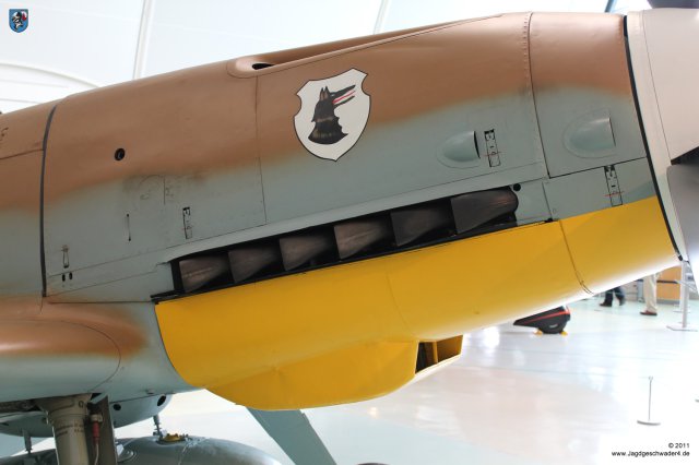 0007_London-Hendon_Messerschmitt_Bf_109_G-2_WNr_10639_Triebwerkverkleidung_Oelkuehler_Auspuffanlage