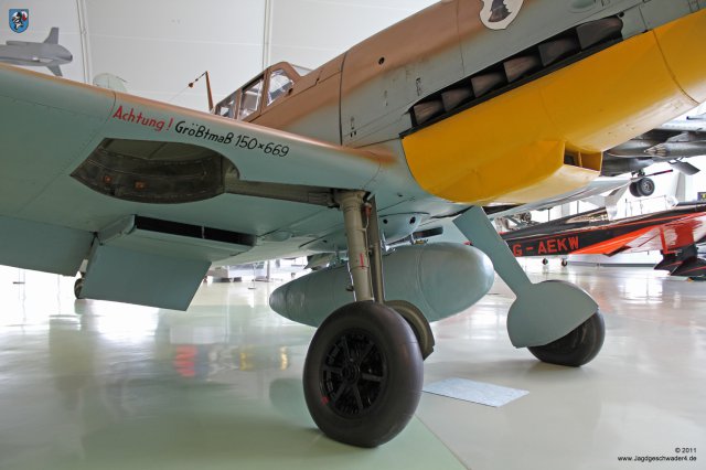 0011_London-Hendon_Messerschmitt_Bf_109_G-2_WNr_10639_Fahrwerk_Kuehler_Abwurftank