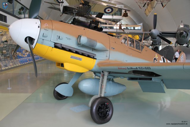 0013_London-Hendon_Messerschmitt_Bf_109_G-2_WNr_10639_linke_Triebwerkverkleidung_Sandfilter_Trop