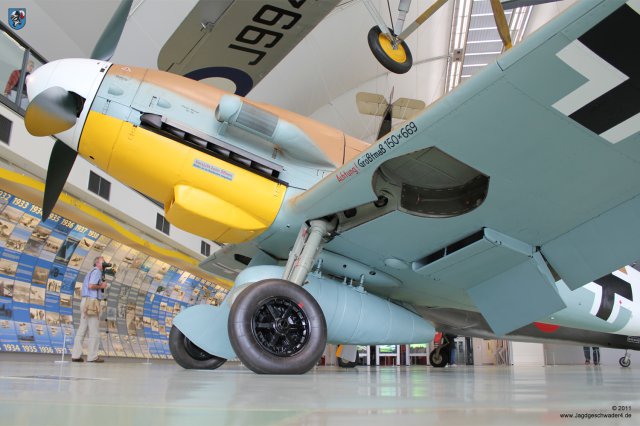 0014_London-Hendon_Messerschmitt_Bf_109_G-2_WNr_10639_linke_Tragflaeche_von_unten