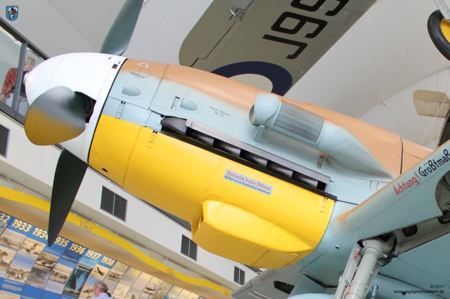 0015_London-Hendon_Messerschmitt_Bf_109_G-2_WNr_10639_Oelkuehler_unteres_Haubenteil_Sandabscheider