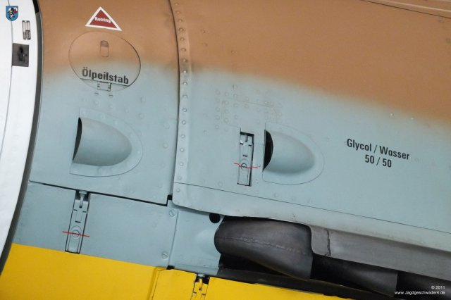 0018_London-Hendon_Messerschmitt_Bf_109_G-2_WNr_10639_Hebelverschluss_Handlochdeckel_Lufthutzen