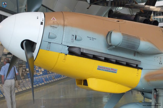 0019_London-Hendon_Messerschmitt_Bf_109_G-2_WNr_10639_Abdeckblech_ueber_Auspuffstutzen