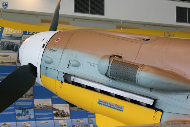 0022_London-Hendon_Messerschmitt_Bf_109_G-2_WNr_10639_Ansaughutze_Luftfilter_Sandabscheider_Abdeckblech