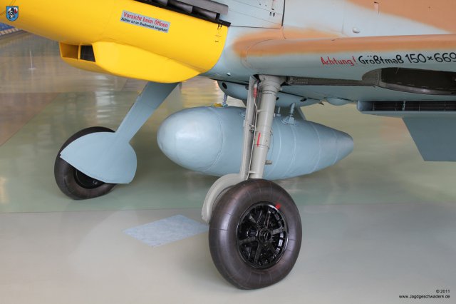 0023_London-Hendon_Messerschmitt_Bf_109_G-2_WNr_10639_abwerfbarer_300_l_Zusatztank_Fahrwerk