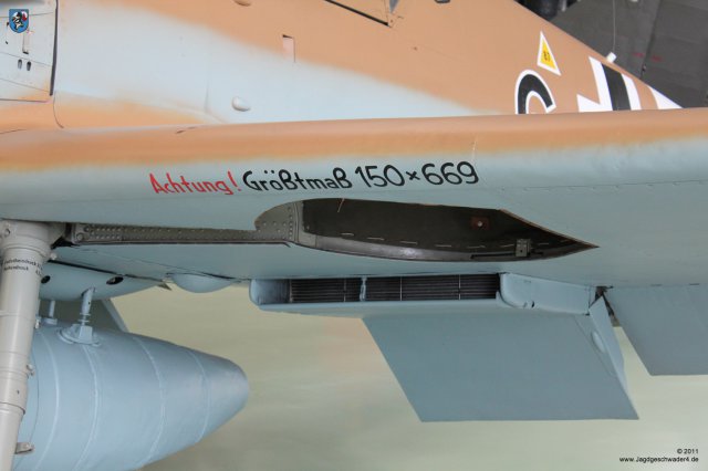 0024_London-Hendon_Messerschmitt_Bf_109_G-2_WNr_10639_Kuehlstoffkuehler_Kuehlerklappen_Fahrwerkschacht_150x669_Reifen
