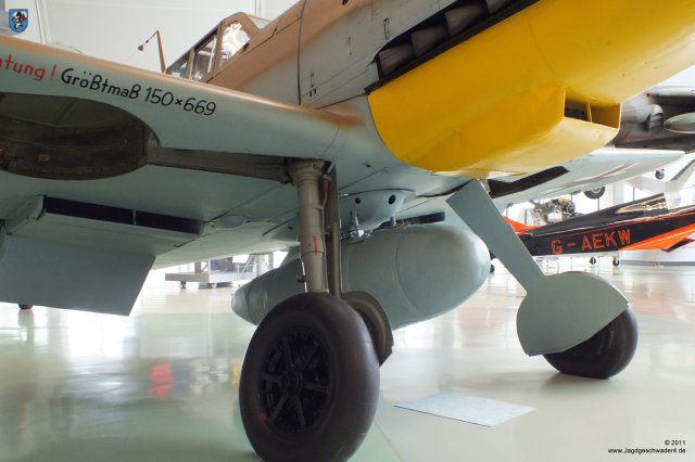 0026_London-Hendon_Messerschmitt_Bf_109_G-2_WNr_10639_Fahrwerk_Federbein_Zusatztank_Abdeckung