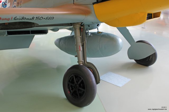 0029_London-Hendon_Messerschmitt_Bf_109_G-2_WNr_10639_Hauptfahrwerk_Federbein_Zusatztank_Abdeckung